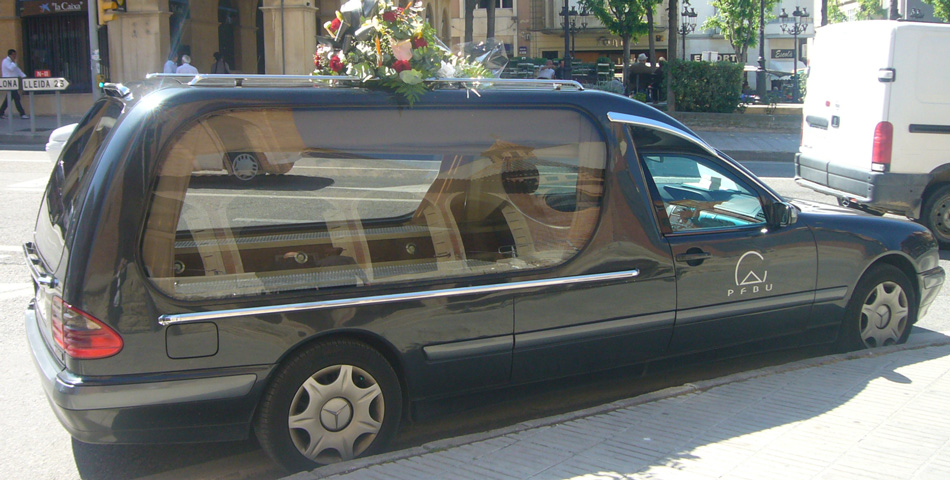 Descenso directo: coche fúnebre se incendió mientras viajaba hacia el crematorio