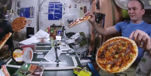 Un grupo de astronautas prepara pizza… ¡en el espacio exterior!