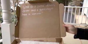 Polémica en Estados Unidos por un “chiste” dentro de una caja de pizza