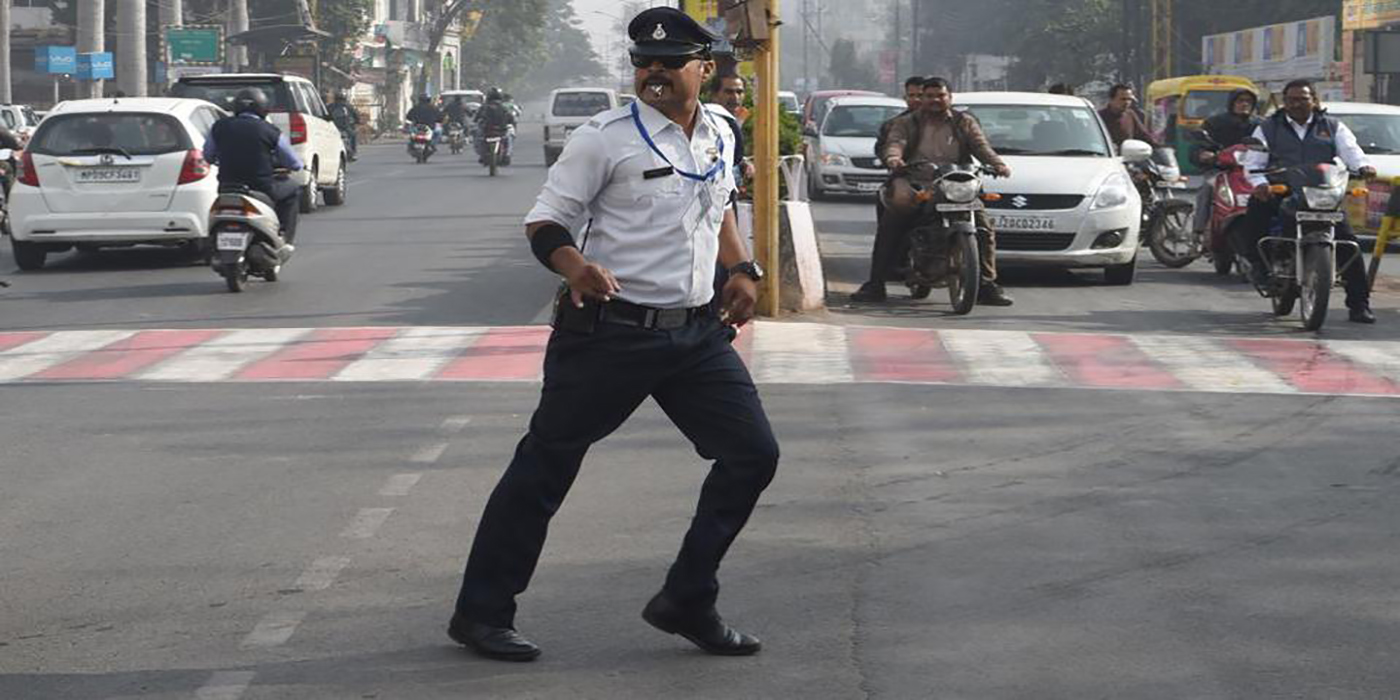 Genio total: Este policía dirige el tránsito al pasito de Michael Jackson