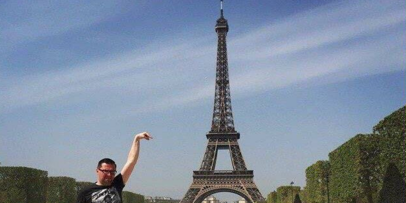 Pidió que le editen la foto para tocar la Torre Eiffel con los dedos y fue victima de una catarata de memes