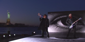 Grammy 2018: El impresionante show de U2 frente a la Estatua de la Libertad