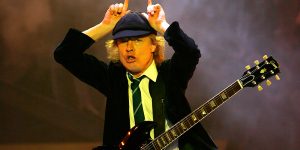 Angus Young de AC/DC reveló que creó “Highgway to Hell” en el baño