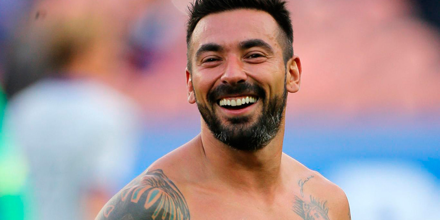 El look festivo de Lavezzi es cosa seria