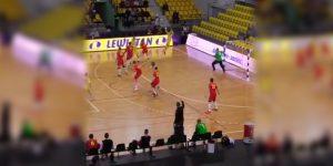 Un jugador de handball metió un gol a lo Messi