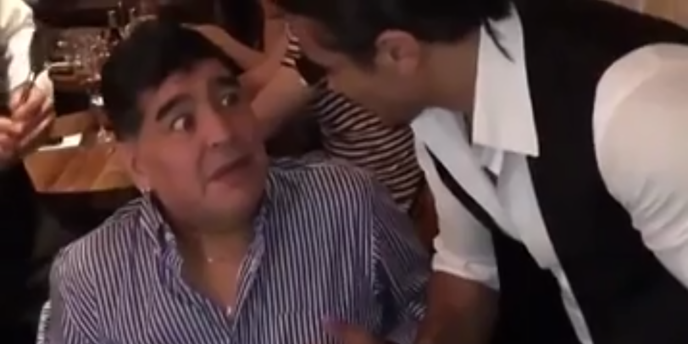 El video viral en el que Maradona se deleita con el “Salt Bae”