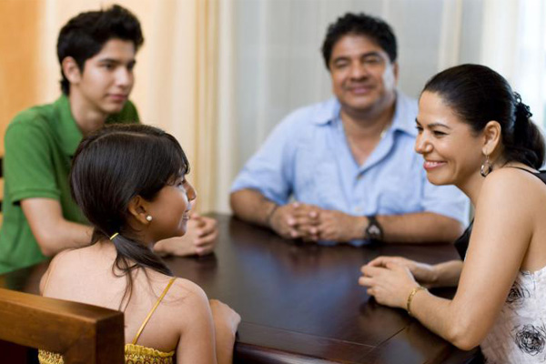 Cómo debe ser la comunicación entre padres e hijos adolescentes? | Metro  95.1