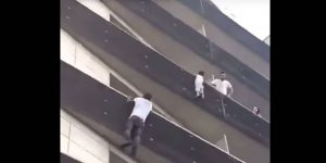 Un ‘Spiderman’ suelto en París: trepó cuatro pisos para salvar a un nene