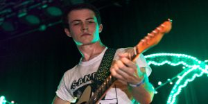 ¿No lo sabías? ¡El protagonista de 13 Reasons Why tiene su propia banda de rock!