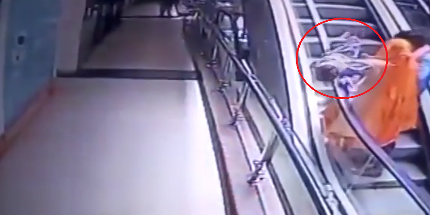 Por sacarse una selfie en una escalera mecánica, su bebé cayó al vacío y murió