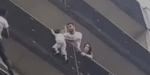 Esto es lo que estaba haciendo el papá del nene que estuvo a punto de caerse de un edificio