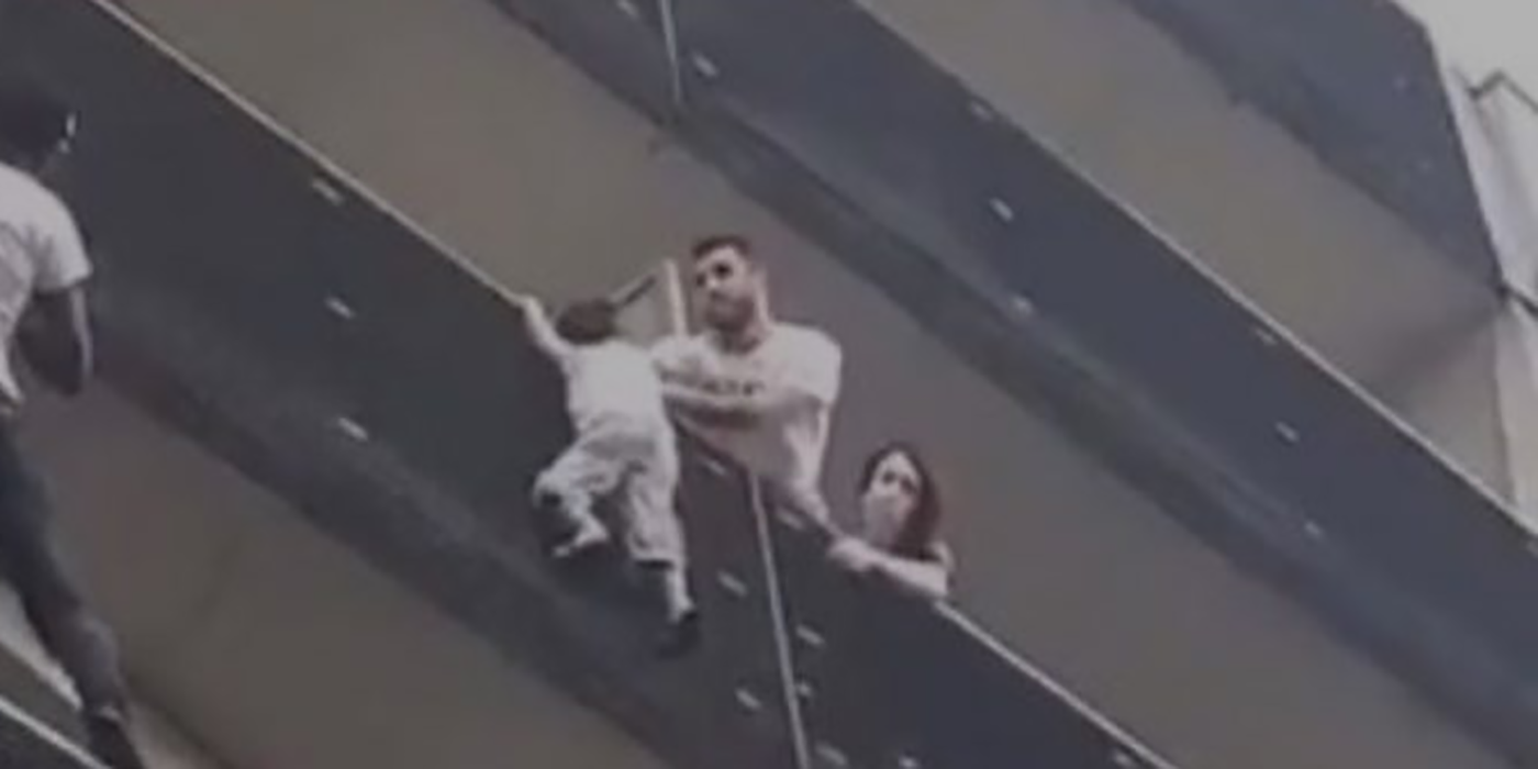 Esto es lo que estaba haciendo el papá del nene que estuvo a punto de caerse de un edificio