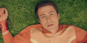 Dylan Minnette se fractura la mano en el nuevo videoclip de ‘Wallows’