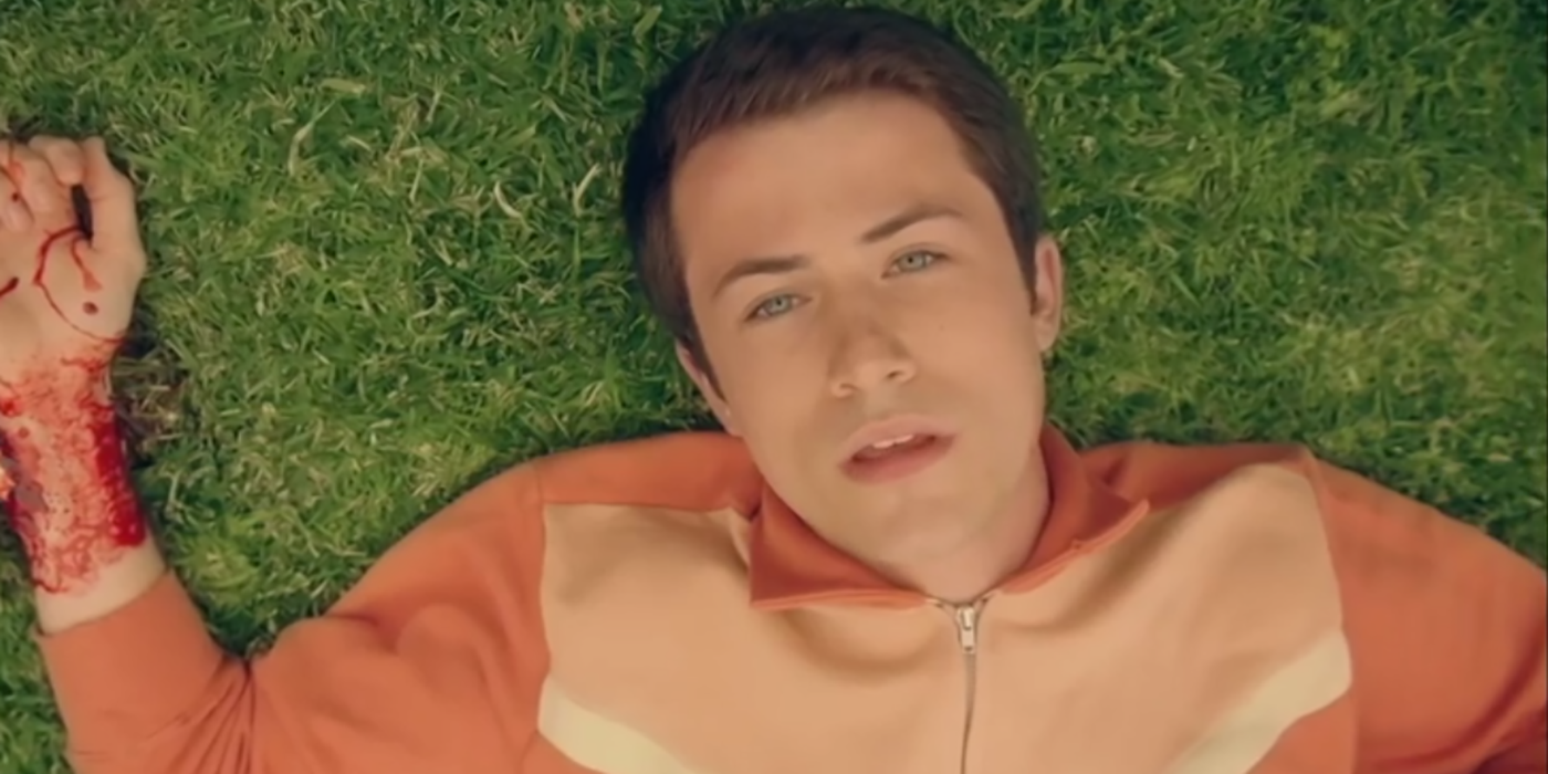 Dylan Minnette se fractura la mano en el nuevo videoclip de ‘Wallows’