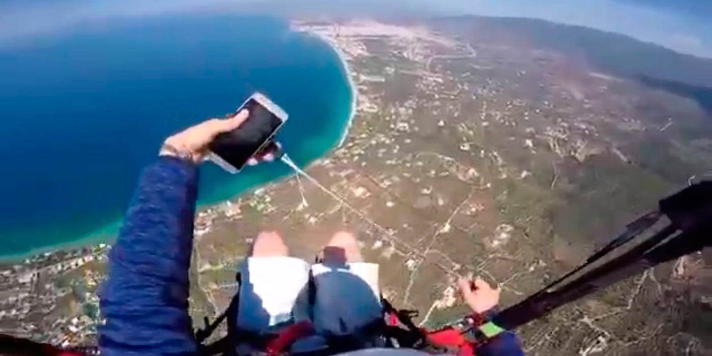 Una selfie en parapente es una (muy) mala idea