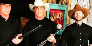 Stallone y Schwarzenegger, entre rifles y sonrisas