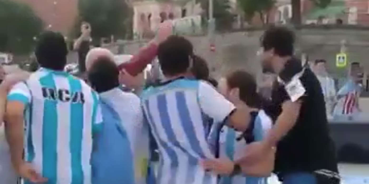 El ingenio de los argentinos en Rusia: ¡Dejás una monedita y te hacen un pogo!