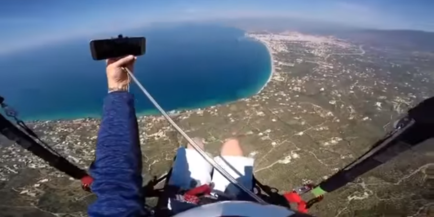 Intentó sacarse algunas selfies mientras volaba en parapente y esto fue lo que pasó