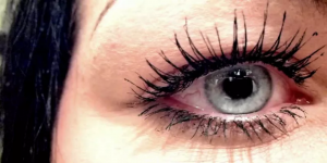 El aterrador resultado de una mujer que durmió la mitad su vida con maquillaje en los ojos