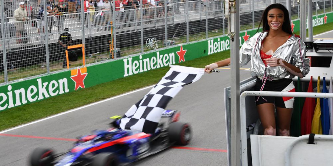 Error insólito en la F1: una modelo flameó la bandera a cuadros antes de tiempo y esto fue lo que pasó