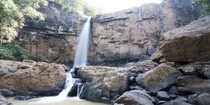 VIDEO: Se quiso sacar una selfie en una cascada, se resbaló y cayó desde 20 metros