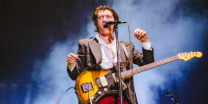 “¿Es Bono?” Alex Turner de Arctic Monkeys sorprendió con un nuevo look