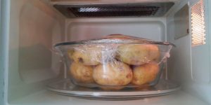 Lo dice la ciencia: calentar comida en el microondas no es nocivo
