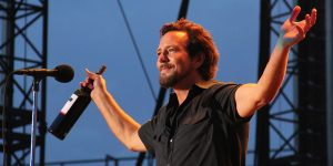 Eddie Vedder de Pearl Jam dio a conocer más canciones en Matter of Time