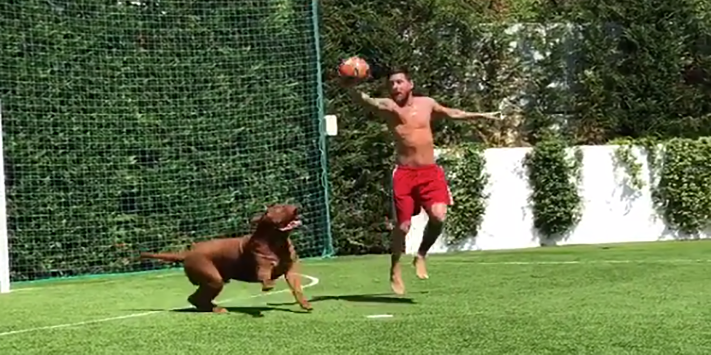 VIDEO: Messi volvió loco a su perro Hulk a puros “sombreritos”