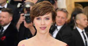 El video de los actores trans que se burla de Scarlett Johansson