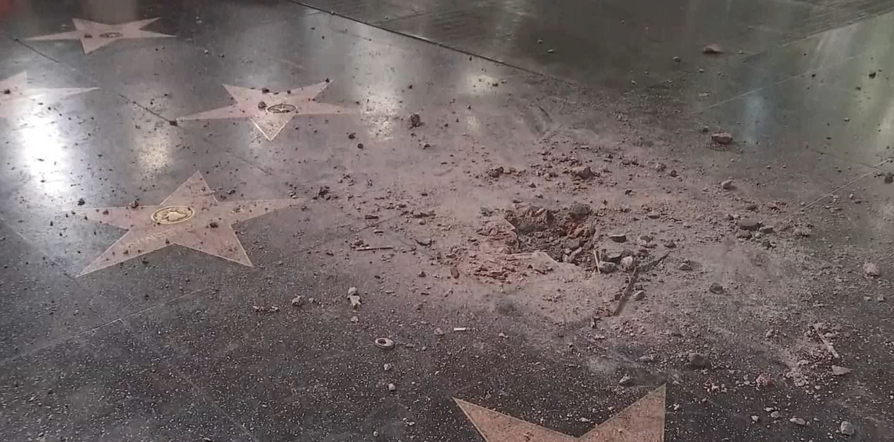 Un guitarrista destruyó la estrella de Donald Trump en Hollywood