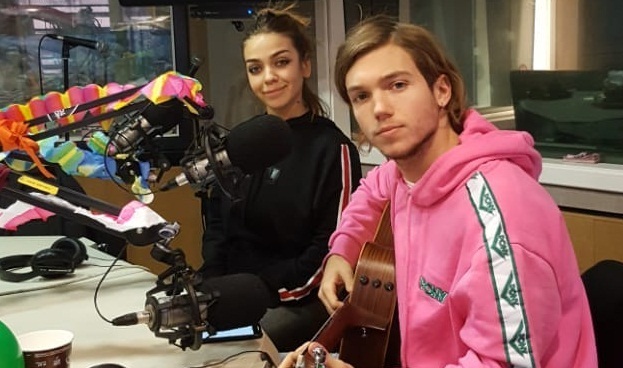 Franco y Mili Masini cantando en vivo