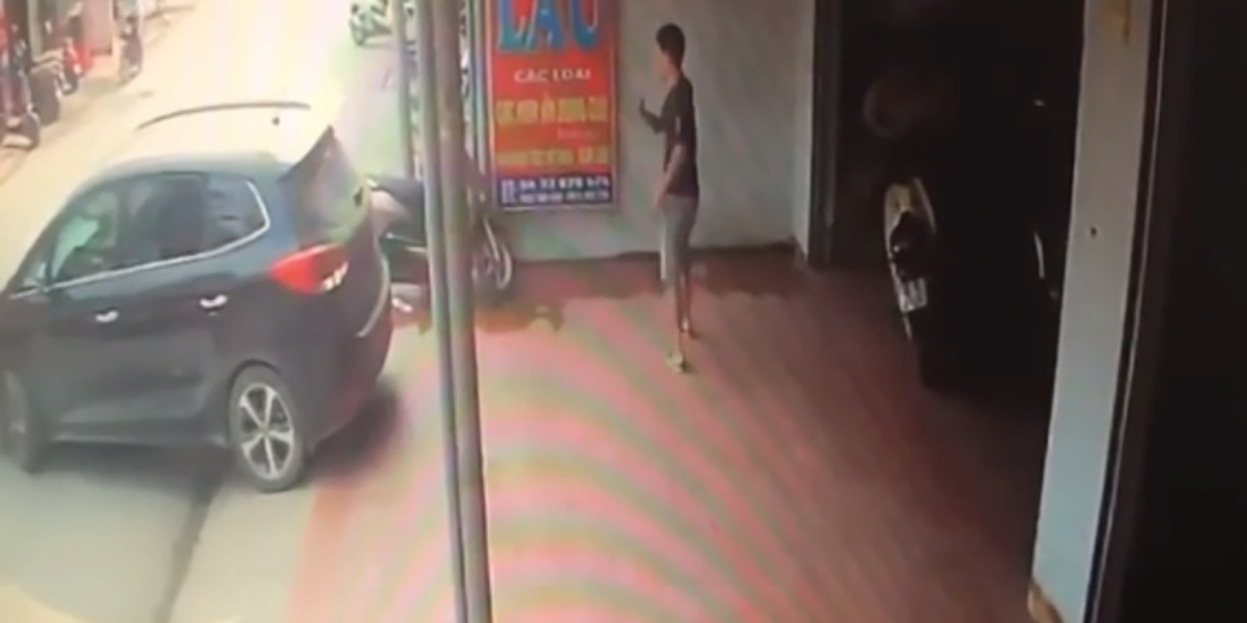 Impactante: Una mujer estampó contra la pared a un hombre que la ayudaba a estacionar su auto