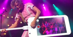 Un músico tocó con un bajo-iPhone gigante