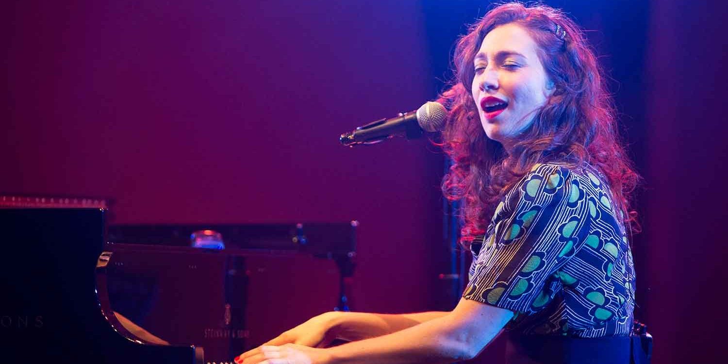 Mirá a Regina Spektor en una épica performance junto a un bailarín de tap