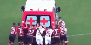 Insólito: jugadores empujaron una ambulancia varada en la cancha