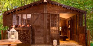 Un artesano construyó una cabaña de chocolate