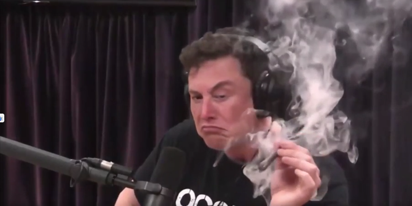 El video que recorre el mundo: Elon Musk fumando porro en una entrevista