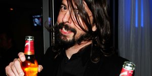 Dave Grohl fue a un bar y dejó la propina más rockera del mundo