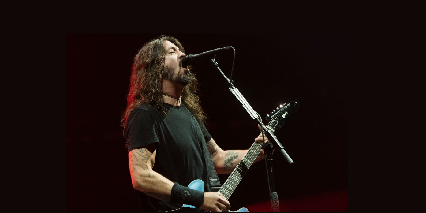 Mirá a Foo Fighters tocando con una mamá y su hija