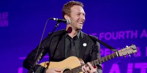 Chris Martin entonó un clásico de Pink Floyd junto a una “súper banda”