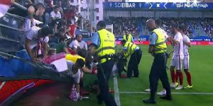VIDEO: El impactante momento en el que una valla de una tribuna se viene abajo tras un gol del Sevilla