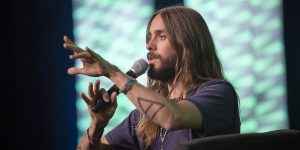 Jared Leto con micrófono