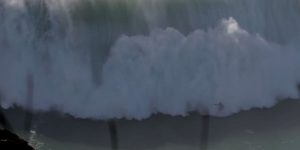 Una ola “monstruo” tumbó a un surfista