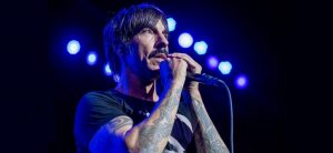 Los Red Hot Chili Peppers tocaron de sorpresa en un colegio