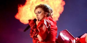 Lady Gaga trabaja como repartidora de pizza para los evacuados de los incendios