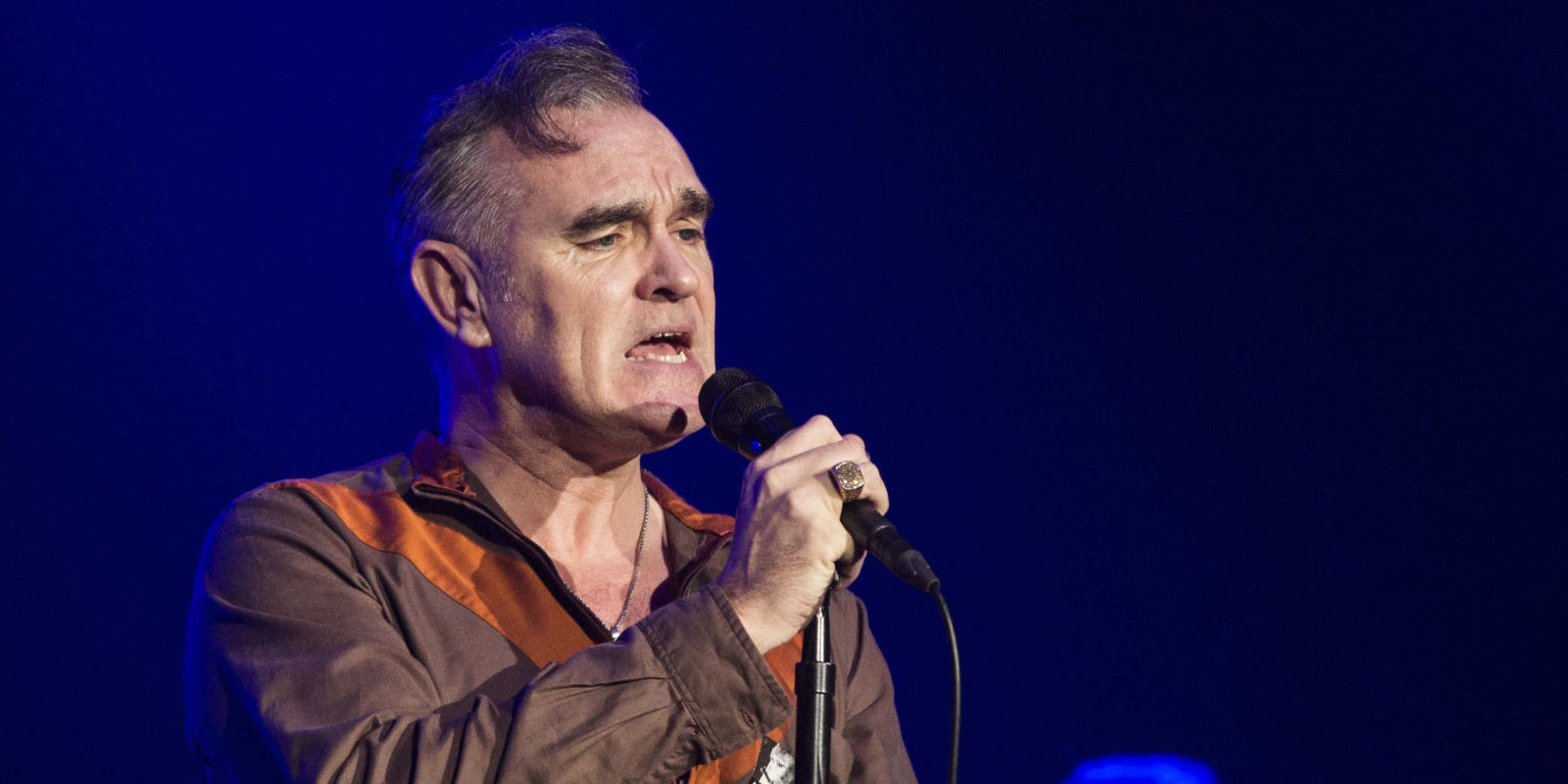 Fans de Morrissey invadieron el escenario y uno lo atacó