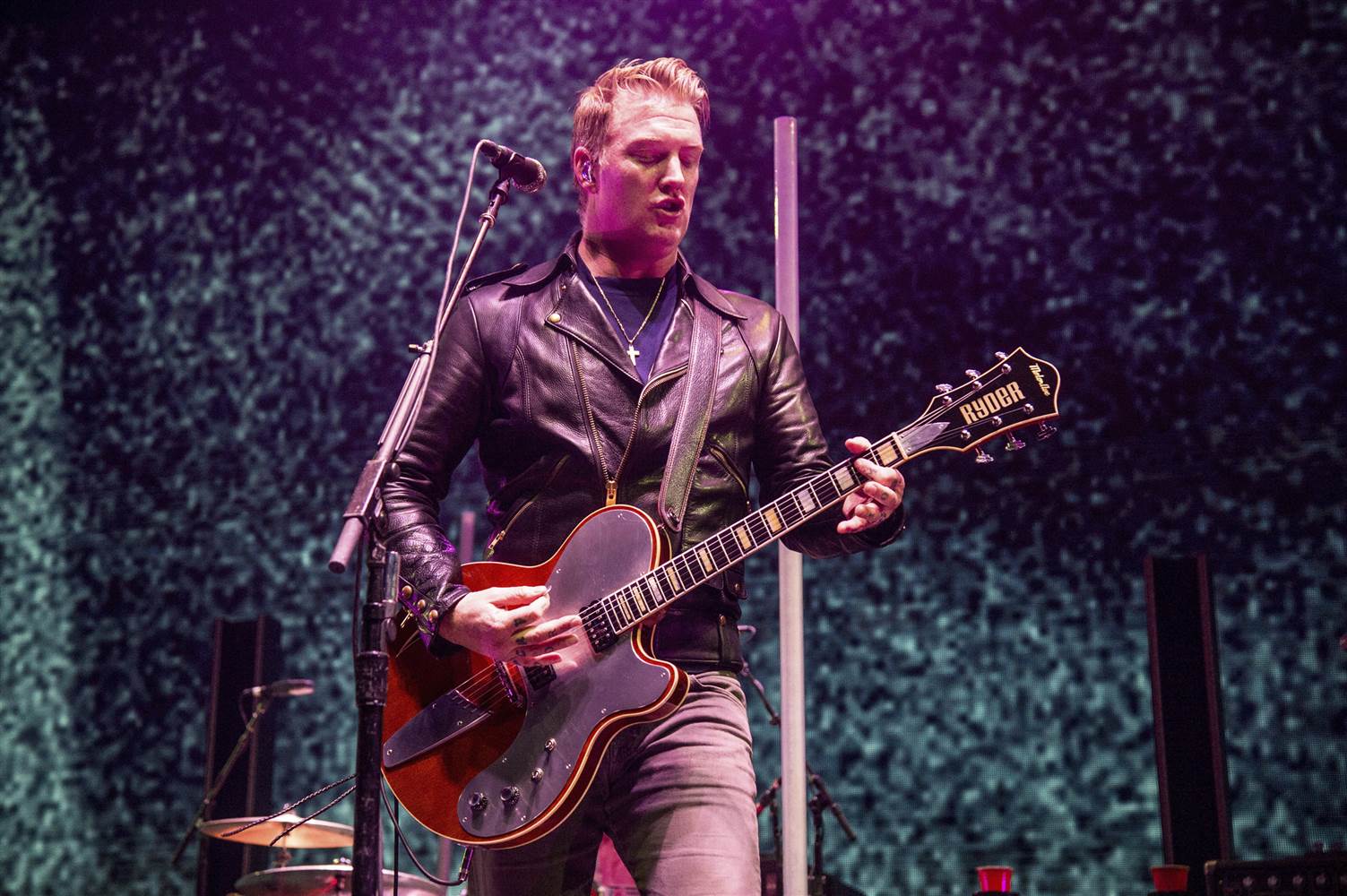 Josh Homme se puso súpernavideño: escuchá su nuevo lanzamiento