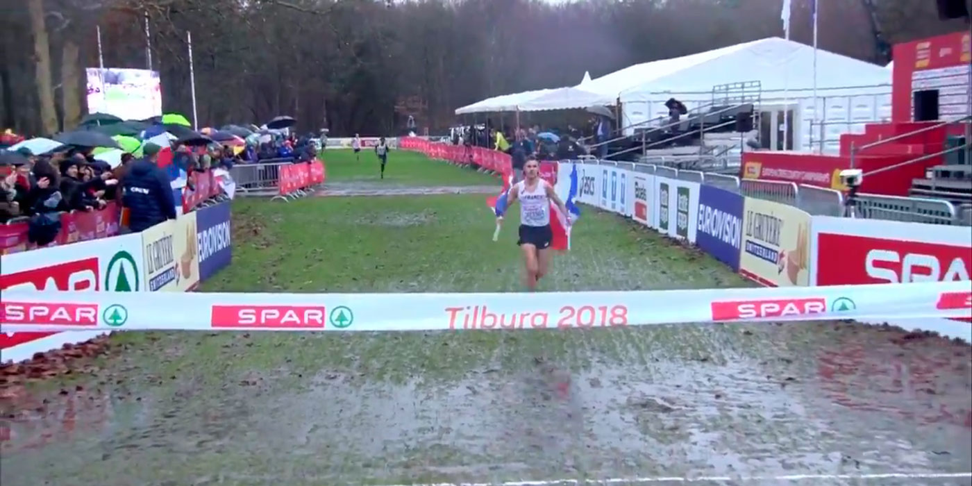 Un atleta llegó primero a la meta y cayó aparatosamente