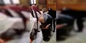 Violento bautismo realizado por un cura ortodoxo ruso